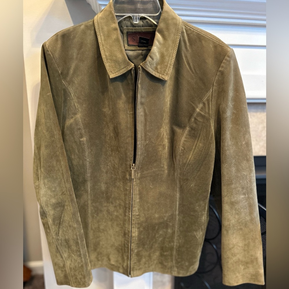 Beautiful women’s green suede full zip jacket, XL. Excellent condition! Must own